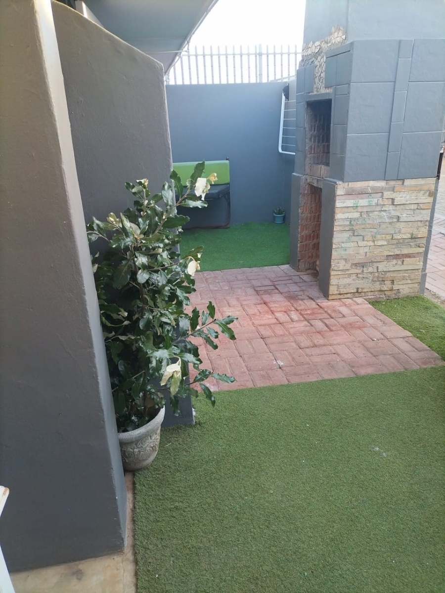 To Let 1 Bedroom Property for Rent in Ferreira Town Eastern Cape